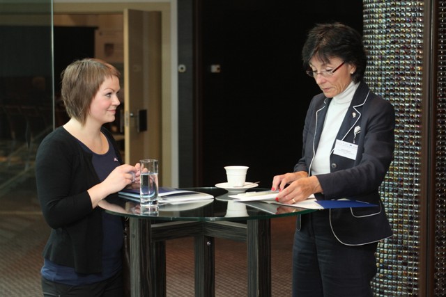 Norra Kuningliku Saatkonna 1. sekretär pr Ingrid Susanne Farner (paremal)