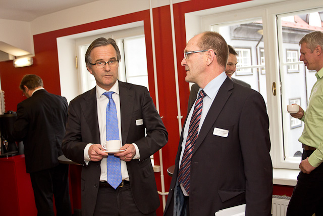Johan Vetlesen, Nafta- ja energiaministeerium (Norra, vasakul) ja Berth Sundström, Põhjamaade Ministrite Nõukogu Eesti esinduse direktor
