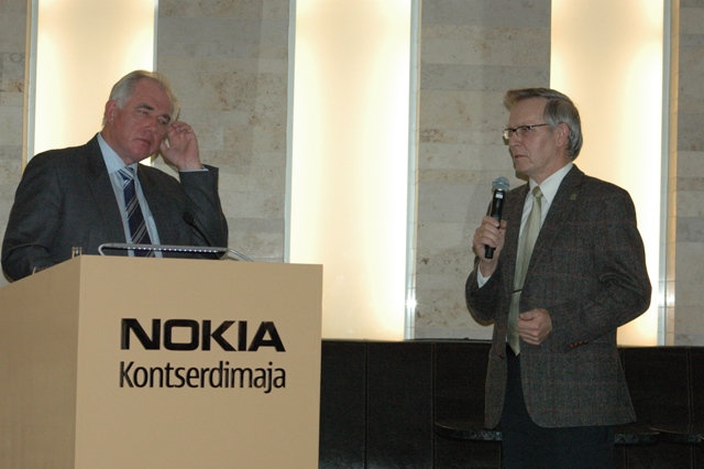 Halldór Ásgrímsson (vasakul) ja moderaator Tiit Kallaste, SEIT