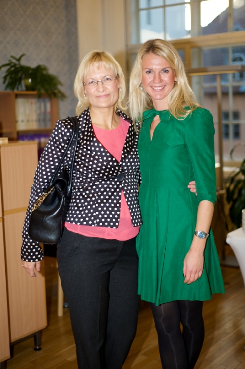 Eva Leemet, Loov Eesti juht (vasakul) ja Grete Kodi Põhjamaade Ministrite Nõukogu Eesti esindusest
