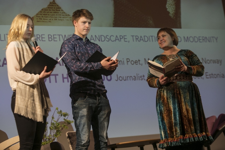 Rawdna Carita Eira (paremal) esitamas oma luulet Tallinna Gustav Adolfi Gümnassiumi õpilastega