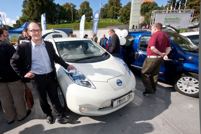 Elektriauto juures Berth Sundström, Põhjamaade Ministrite Nõukogu Eesti esinduse direktor