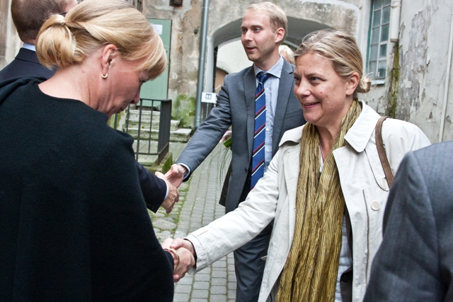 Õnnitleb Anna Hamrell Rootsi saatkonnast Eestis