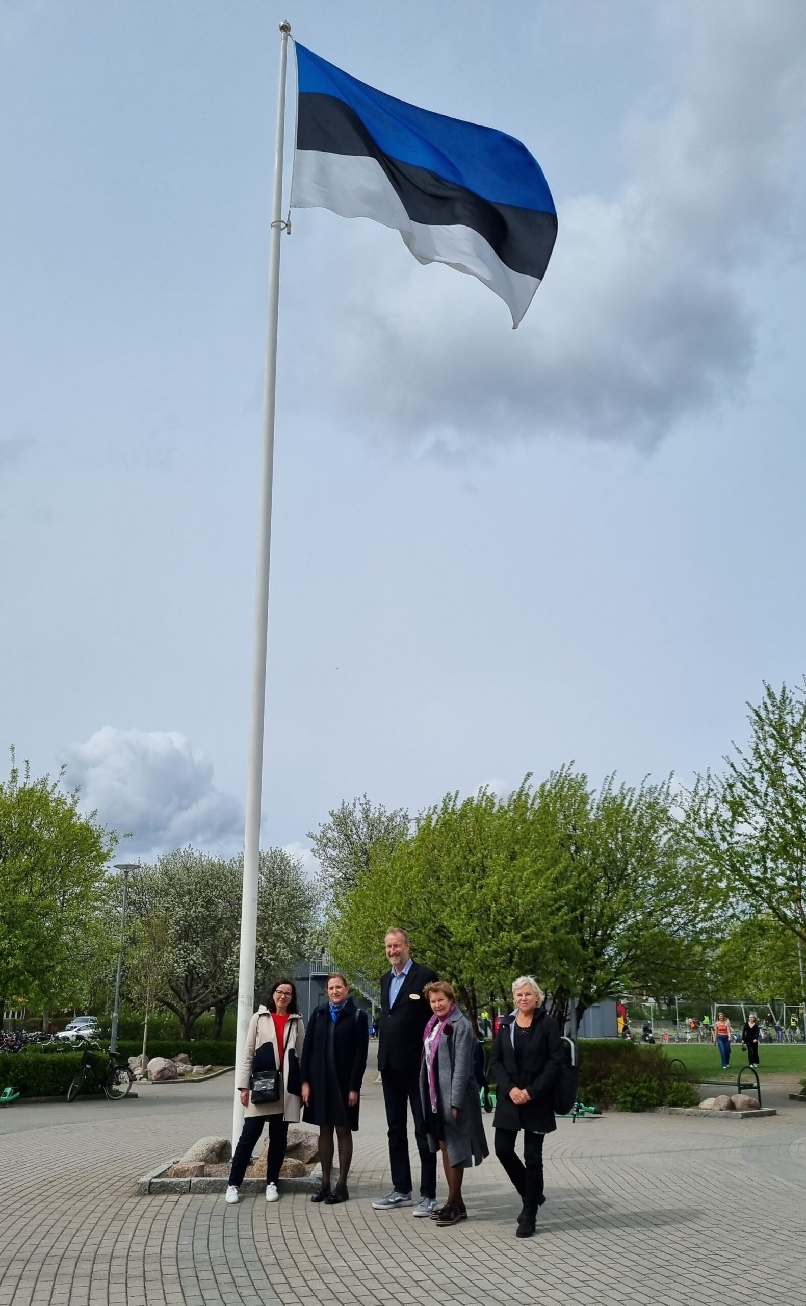 Haridus- ja teadusministeeriumi töötajad hoidsid Eesti lippu kõrgena ka kohtumisel Nannaskolani direktor Henrik Ljungblomiga. Foto: Maie Kitsing