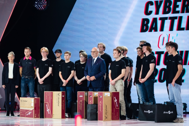 Cyber Battle'i võitjad koos Eesti Vabariigi Presidendi Alar Karisega