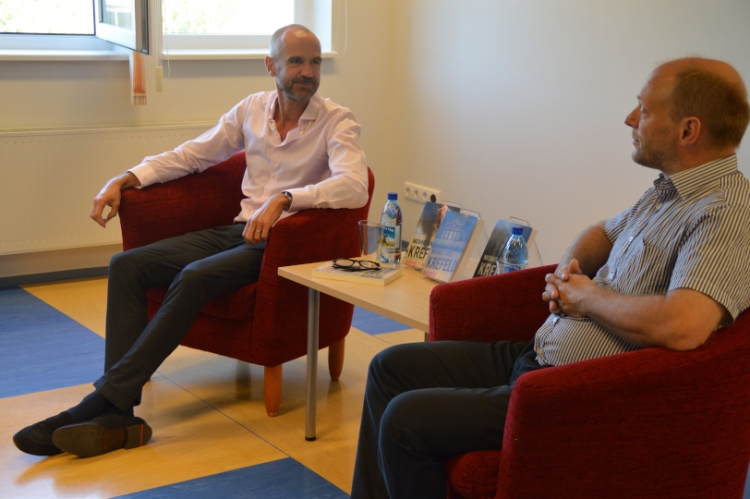 Michael Katz Krefeld (vasakul) lugejatega kohtumisel Viimsi Raamatukogus. Paremal taani-eesti tõlk Mads Michael Hastrup Nilsson.