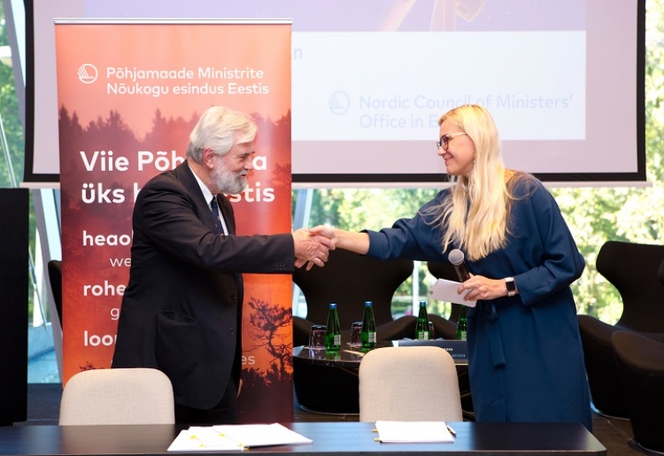 Nordic Energy Research CEO Hans Jørgen Koch and the previous Estonian Minister of Economic Affairs and Infrastructure, Kadri Simson, sign the memorandum.