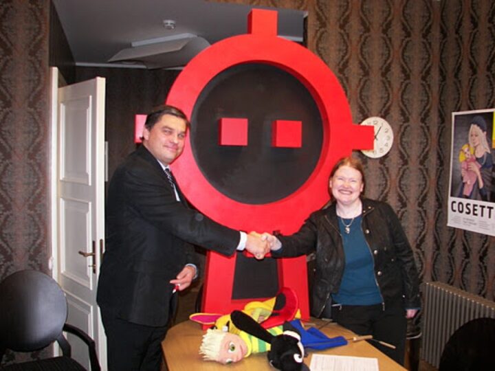 Eesti NUKU teatri direktor Meelis Pai ja Fääri saaarte esindaja Helena Fríðheim.