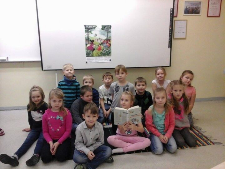 Põltsamaa Ühisgümnaasiumi 1.B klass loeb hommikuhämaruses M.Parri raamatut "Vahvlist südamed".