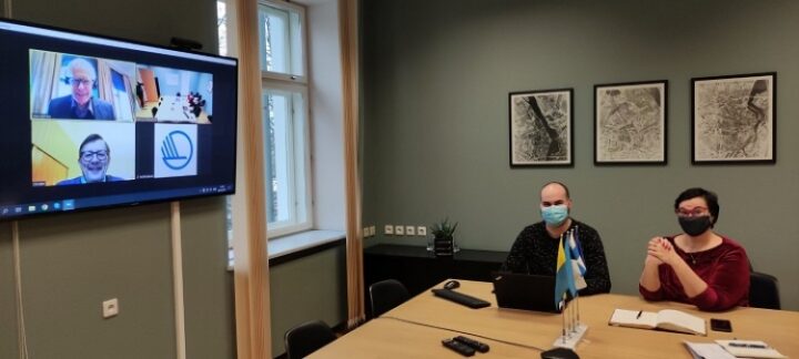 Narva linna linnapea Katri Raik ja Põhjamaade Ministrite Nõukogu Narva filiaali programmi koordinaator Jevgeni Timoštšuk. Videoühendusel: Soome suursaadik Timo Kantola ja Põhjamaade Ministrite Nõukogu esinduse direktor Christer Haglund