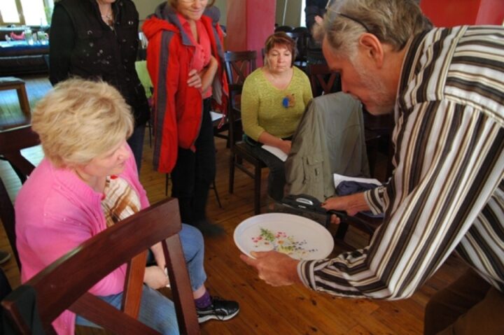 Aare Baumer Energia Avastuskeskusest näitab lainete teket. Foto: Eha Jakobson/norden.ee