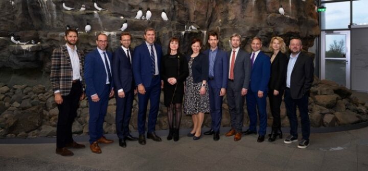 Digiteemadega tegelevad Põhja- ja Baltimaade ministrid on äärmiselt ambitsioonikad, andes endast kõik piirkonna rahva ja avaliku sektori asutuste ühiste digitaalsete lahenduste väljatöötamiseks. Riiklike e-ID-de vastastikune tunnustamine on võti avamaks piiriüleste avalike teenuste uksed kõigile piirkonna inimestele. Vasakult: asevälisminister Elijus Čivilis (Leedu), haridusminister Tony Asumaa (Ahvenamaa), digitaliseerimisminister Nikolai Astrup (Norra), rahandusminister Bjarni Benediktsson (Island), rahandusminister Kristina Háfoss (Fääri saared), peasekretär Paula Lehtomäki ( Põhjamaade Ministrite Nõukogu), osakonnajuhataja Jens Krieger Røyen (Taani), peasekretär Ando Leppiman (Eesti), asekantsler Edmund Belskis (Läti), osakonnajuhataja Malin Bohlin (Rootsi), osakonnajuhataja Tom Andersen (Gröönimaa).